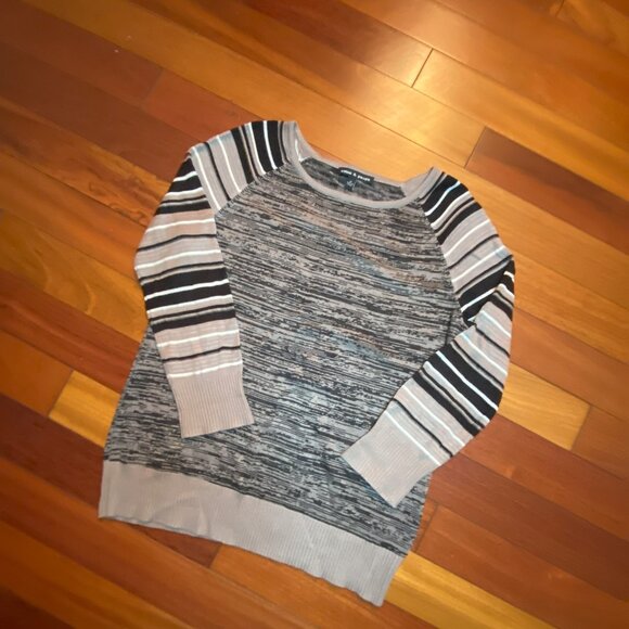 Cable and Gauge Gray Stripped Sweater size Medium - Picture 5 of 9